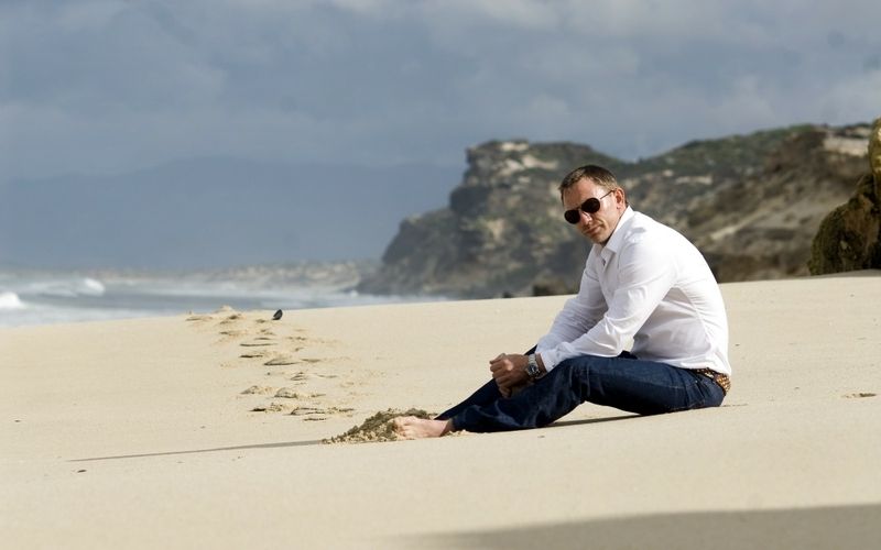  photo jeans beach sand men sunglasses sitting actors daniel craig white shirts 1920x1200 wallpaper_www.wallpaperhi.com_7_zpssmgsep6u.jpg